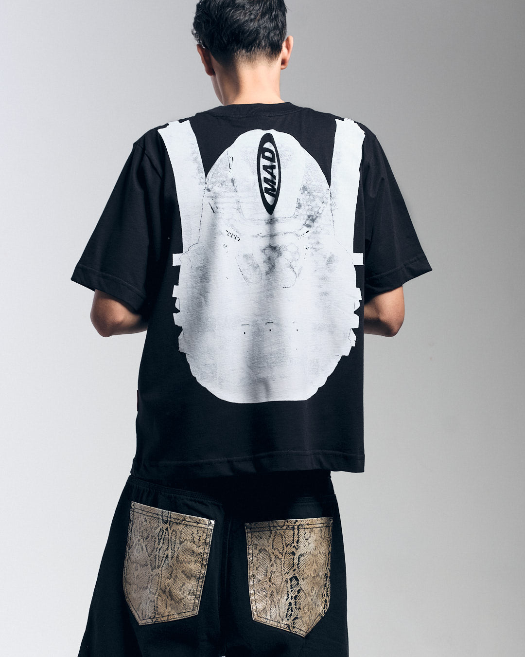 CAMISETA MOCHILA MAD PRETA