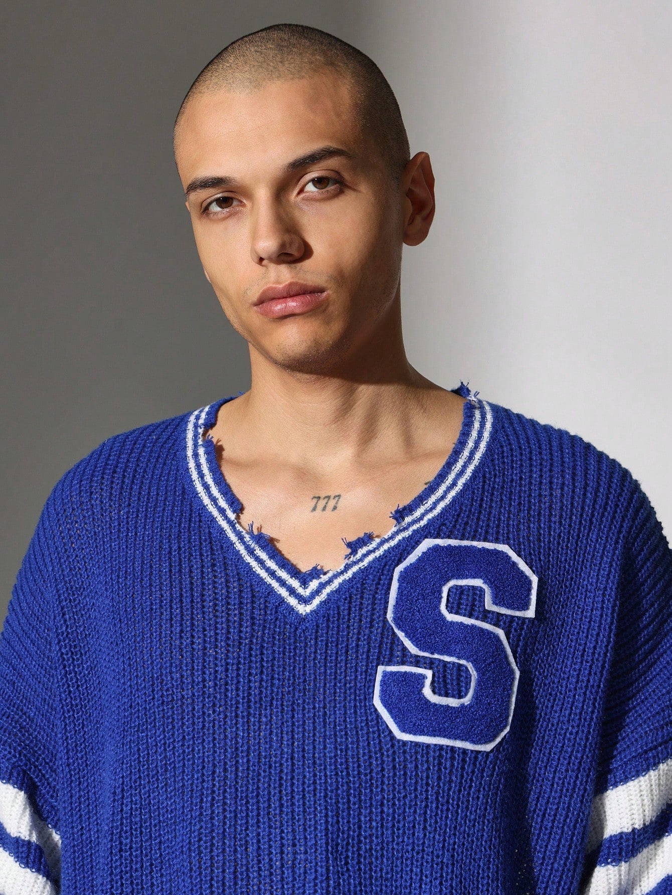 Suéter SMWN folgado com ombros caídos decote em V