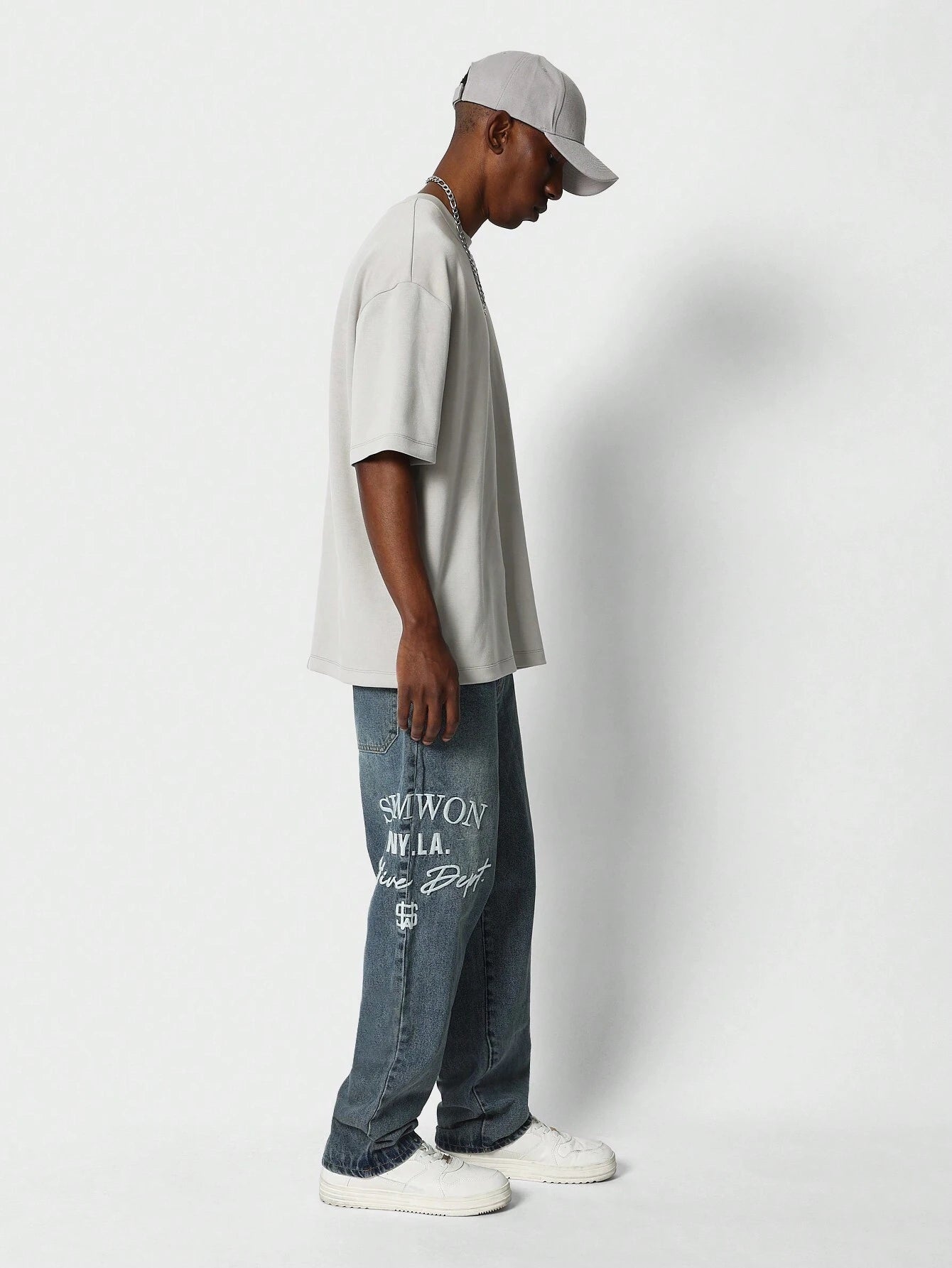 Calça Denim reta com bordado