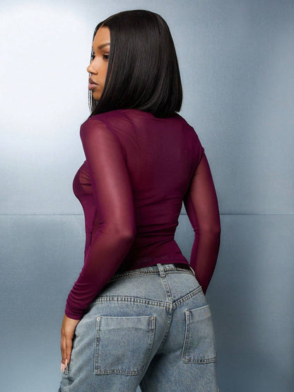 Camiseta Ajustada de Mangas Longas e Gola Redonda em Tela